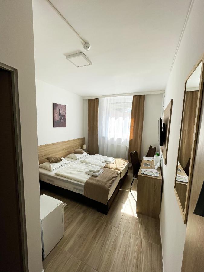 Oereg-To Hotel Es Rendezvenyter Tata Exteriér fotografie