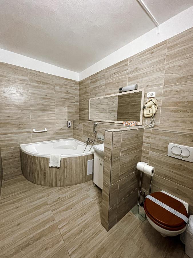 Oereg-To Hotel Es Rendezvenyter Tata Exteriér fotografie