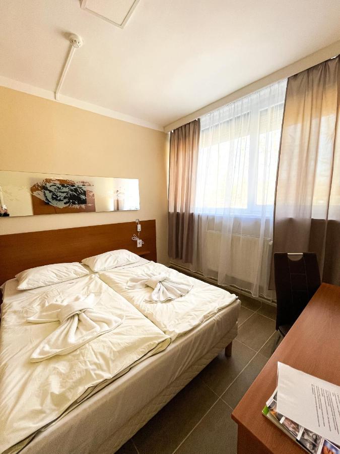 Oereg-To Hotel Es Rendezvenyter Tata Exteriér fotografie