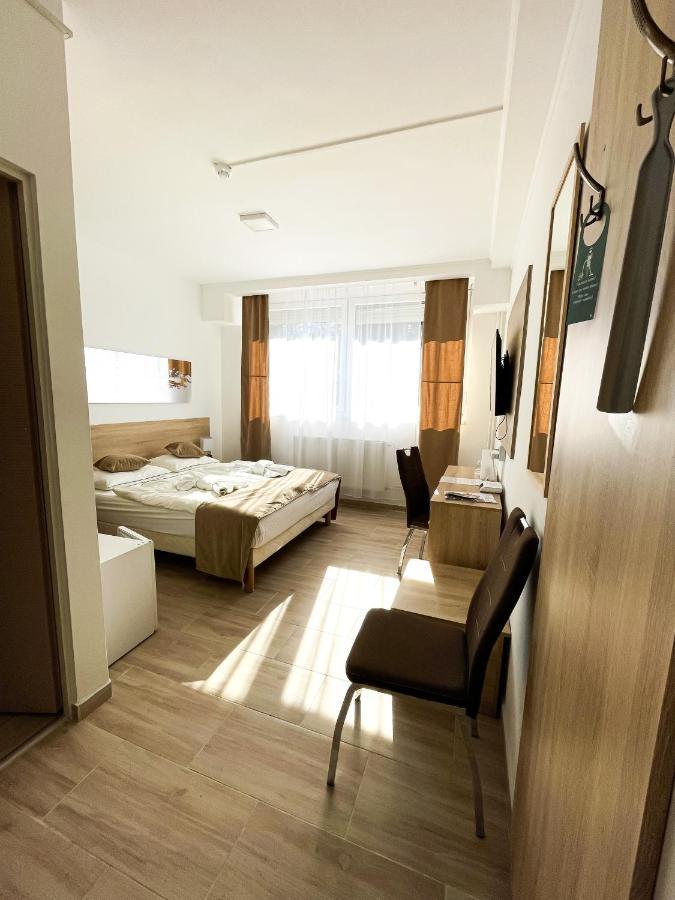 Oereg-To Hotel Es Rendezvenyter Tata Exteriér fotografie