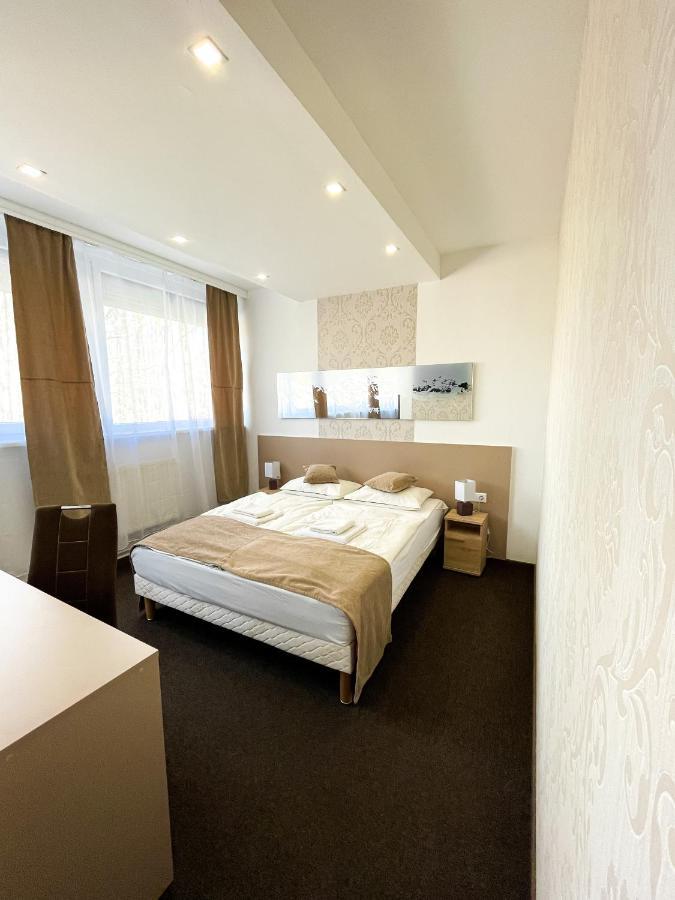 Oereg-To Hotel Es Rendezvenyter Tata Exteriér fotografie