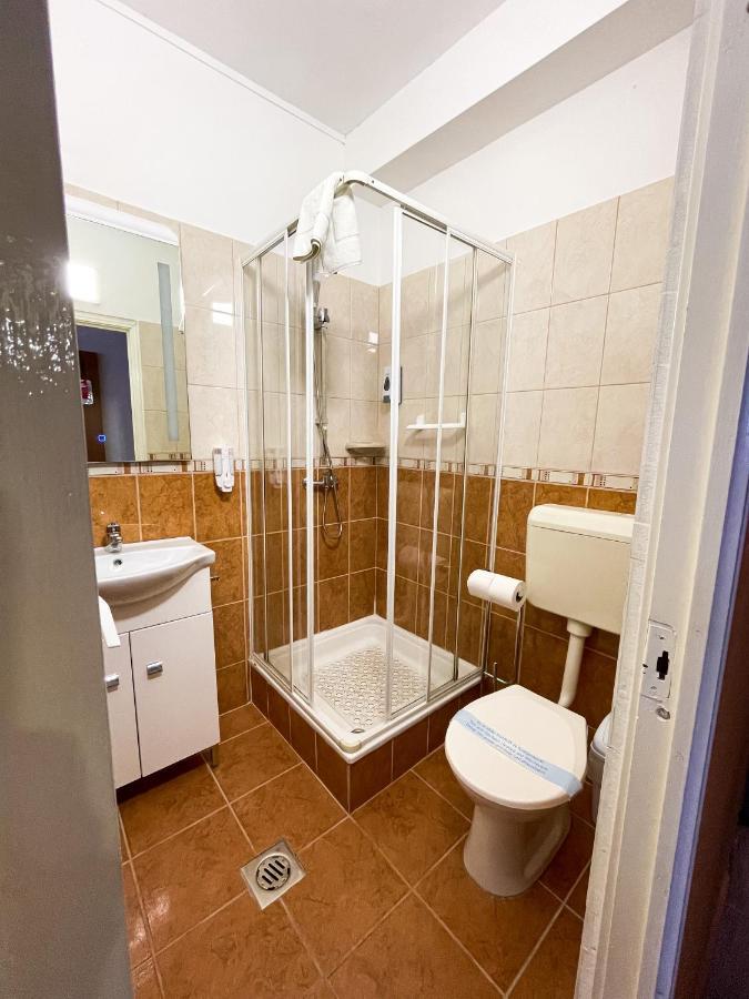 Oereg-To Hotel Es Rendezvenyter Tata Exteriér fotografie