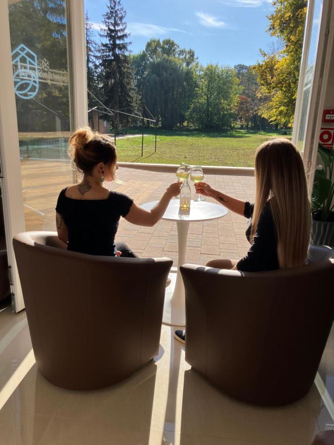 Oereg-To Hotel Es Rendezvenyter Tata Exteriér fotografie