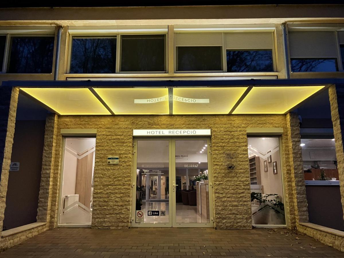 Oereg-To Hotel Es Rendezvenyter Tata Exteriér fotografie