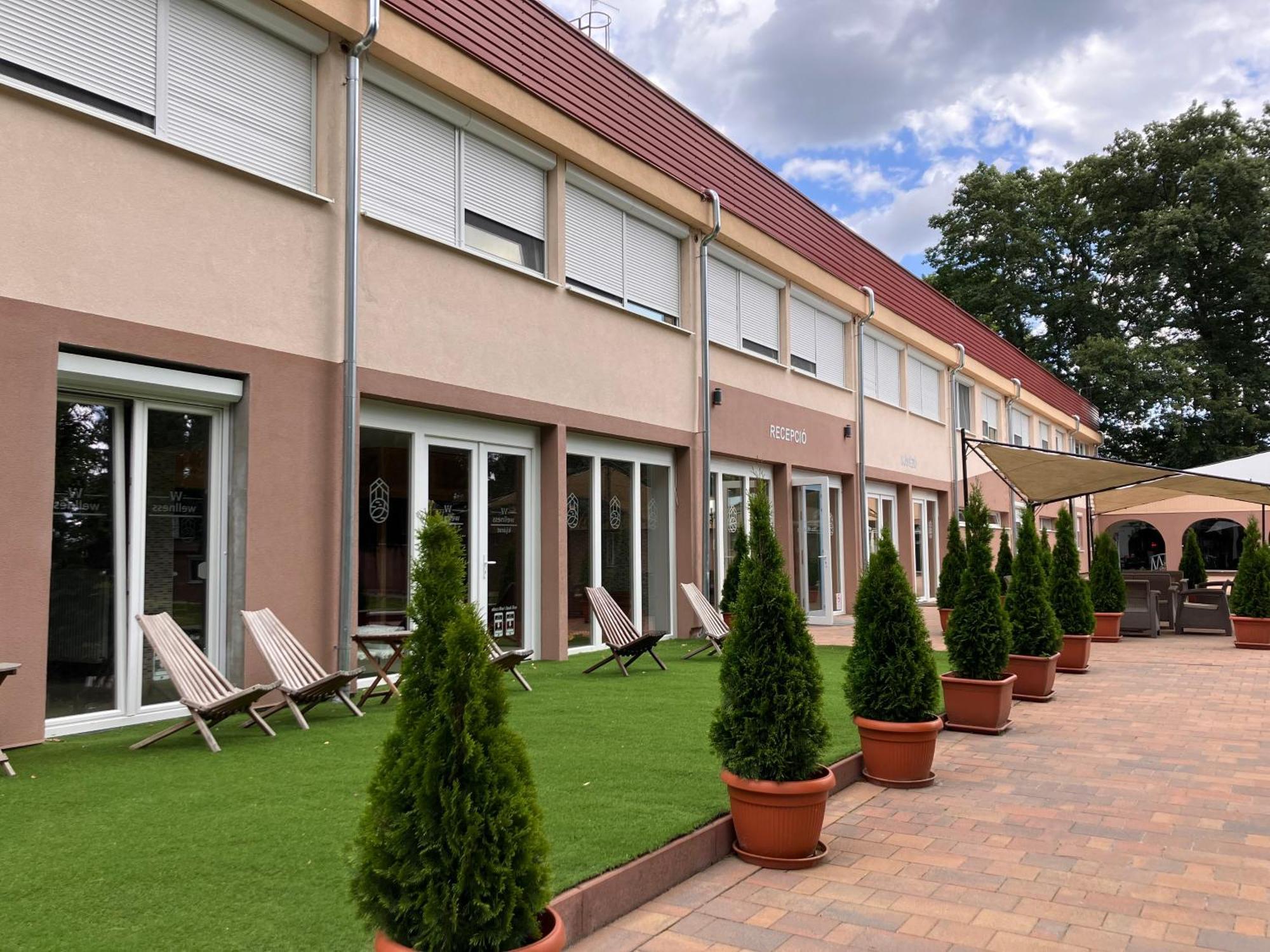 Oereg-To Hotel Es Rendezvenyter Tata Exteriér fotografie